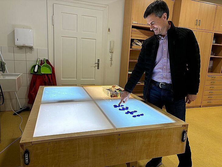 itek spendet 1.000 Euro für einen Leuchttisch